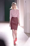 Показ EST. 1995 Benedikte Utzon Wardrobe — Copenhagen Fashion Week AW14/15 (наряды и образы: розовая блуза, туфли цвета фуксии, блонд (цвет волос), бордовая кожаная юбка)