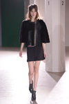 Показ EST. 1995 Benedikte Utzon Wardrobe — Copenhagen Fashion Week AW14/15 (наряды и образы: чёрные шорты, чёрная куртка, чёрные туфли)