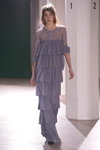 Desfile de EST. 1995 Benedikte Utzon Wardrobe — Copenhagen Fashion Week AW14/15 (looks: vestido de noche con volantes gris)