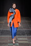Desfile de Freya Dalsjø — Copenhagen Fashion Week AW14/15 (looks: abrigo naranja, pantalón con lampasas azul, zapatos de tacón negros)