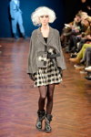 Pokaz Ivan Grundahl — Copenhagen Fashion Week AW14/15 (ubrania i obraz: spódnica w kratę mini, żakiet szary, kozaki czarne, cienkie rajstopy czarne, skórzane rękawiczki czarne)
