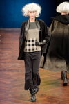 Desfile de Ivan Grundahl — Copenhagen Fashion Week AW14/15 (looks: pantalón negro, guantes negros, americana negra)
