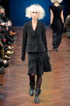 Modenschau von Ivan Grundahl — Copenhagen Fashion Week AW14/15 (Looks: schwarzer Damen Anzug (Blazer, Rock), schwarze Strumpfhose, schwarze Stiefel)