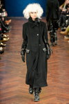 Показ Ivan Grundahl — Copenhagen Fashion Week AW14/15 (наряды и образы: чёрное пальто, чёрные перчатки)
