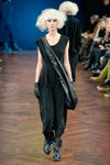 Показ Ivan Grundahl — Copenhagen Fashion Week AW14/15 (наряди й образи: чорна сукня, чорна сумка)