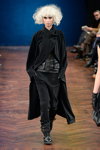 Desfile de Ivan Grundahl — Copenhagen Fashion Week AW14/15 (looks: abrigo negro, pantalón negro)
