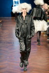 Desfile de Ivan Grundahl — Copenhagen Fashion Week AW14/15 (looks: mono negro, guantes negros)