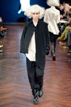 Показ Ivan Grundahl — Copenhagen Fashion Week AW14/15 (наряды и образы: чёрные брюки, белая блуза)