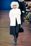Паказ Ivan Grundahl — Copenhagen Fashion Week AW14/15 (нарады і вобразы: белая блуза, чорная спадніца плісэ, чорныя калготкі, чорныя пальчаткі)