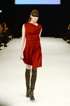 Modenschau von Katri/n — Copenhagen Fashion Week AW14/15 (Looks: rotes Kleid, schwarze Stiefel)