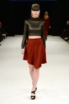 Показ Katri/n — Copenhagen Fashion Week AW14/15 (наряды и образы: красная юбка, чёрный кожаный джемпер, чёрные туфли)