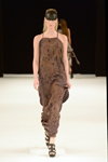 Modenschau von Katri/n — Copenhagen Fashion Week AW14/15 (Looks: braunes Kleid, schwarze Sandaletten)