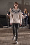 Modenschau von Mads Norgaard — Copenhagen Fashion Week AW14/15 (Looks: Pullover aus Strickware, schwarze Hose)