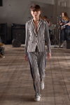 Показ Mads Norgaard — Copenhagen Fashion Week AW14/15 (наряды и образы: полосатый чёрно-белый брючный костюм)