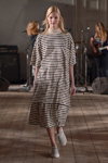 Modenschau von Mads Norgaard — Copenhagen Fashion Week AW14/15 (Looks: gestreiftes Kleid)