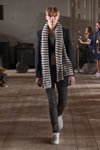 Показ Mads Norgaard — Copenhagen Fashion Week AW14/15 (наряды и образы: полосатый шарф, чёрные брюки)
