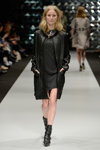 Показ MUNTHE — Copenhagen Fashion Week AW14/15 (наряды и образы: чёрное пальто, чёрное платье)
