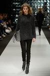 Показ MUNTHE — Copenhagen Fashion Week AW14/15 (наряди й образи: чорний джемпер, чорні брюки, сіра сумка)
