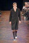 Desfile de Veronica B. Vallenes — Copenhagen Fashion Week AW14/15 (looks: abrigo negro, calcetines largos negros, zapatos de tacón blancos)