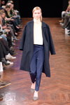 Desfile de Veronica B. Vallenes — Copenhagen Fashion Week AW14/15 (looks: abrigo negro, pantalón azul)