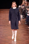 Desfile de Veronica B. Vallenes — Copenhagen Fashion Week AW14/15 (looks: calcetines largos blancos, abrigo negro, zapatos de tacón blancos)