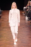 Паказ Veronica B. Vallenes — Copenhagen Fashion Week AW14/15 (нарады і вобразы: белая блуза, белыя штаны, белыя туфлі)