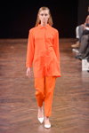 Desfile de Veronica B. Vallenes — Copenhagen Fashion Week AW14/15 (looks: blusa naranja, pantalón naranja, zapatos de tacón blancos)