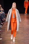 Desfile de Veronica B. Vallenes — Copenhagen Fashion Week AW14/15 (looks: traje de pantalón naranja, abrigo gris, zapatos de tacón blancos)