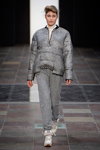 Desfile de Wackerhaus — Copenhagen Fashion Week AW14/15 (looks: chaqueta gris, pantalón gris)