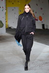 Показ Wood Wood — Copenhagen Fashion Week AW14/15 (наряди й образи: чорна куртка, чорні брюки)