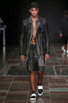 Показ BARBARA I GONGINI — Copenhagen Fashion Week SS15 (наряды и образы: чёрные кожаные шорты, чёрная кожаная куртка)