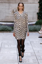 Modenschau von Bruuns Bazaar — Copenhagen Fashion Week SS15 (Looks: schwarz-weißes Mini Kleid, schwarze Leggins aus Nylon)