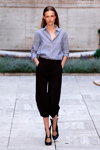 Показ Bruuns Bazaar — Copenhagen Fashion Week SS15 (наряды и образы: голубая полосатая блуза, чёрные брюки, чёрные туфли)