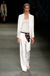 Desfile de By Malene Birger — Copenhagen Fashion Week SS15 (looks: top blanco, traje de pantalón blanco)