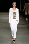 Desfile de By Malene Birger — Copenhagen Fashion Week SS15 (looks: traje de pantalón blanco)