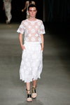 Desfile de By Malene Birger — Copenhagen Fashion Week SS15 (looks: top blanco transparente, falda midi blanca)