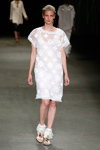 Modenschau von By Malene Birger — Copenhagen Fashion Week SS15 (Looks: weißes transparentes Kleid, weiße Sandaletten mit Fransen)