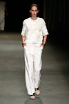 Desfile de By Malene Birger — Copenhagen Fashion Week SS15 (looks: top blanco, pantalón blanco)