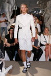 Показ David Andersen — Copenhagen Fashion Week SS15 (наряды и образы: белый пиджак, белые шорты, белые носки, белая рубашка)