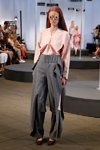 Desfile de DESIGNERS’ NEST — Copenhagen Fashion Week SS15 (looks: blusa rosa, pantalón gris)