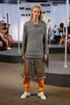 Modenschau von DESIGNERS’ NEST — Copenhagen Fashion Week SS15 (Looks: grauer Pullover aus Strickware mit Fransen, orange Hose)