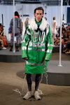 Desfile de DESIGNERS’ NEST — Copenhagen Fashion Week SS15 (looks: abrigo verde)