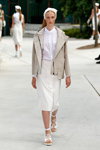 Desfile de DESIGNERS REMIX — Copenhagen Fashion Week SS15 (looks: blusa blanca, falda blanca, americana beis)