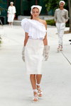 Desfile de DESIGNERS REMIX — Copenhagen Fashion Week SS15 (looks: top blanco, falda blanca, sandalias de tacón blancas)