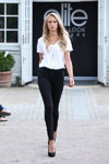 Desfile de Elite Model Look — Copenhagen Fashion Week SS15 (looks: top blanco, pantalón negro)