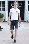 Modenschau von Elite Model Look — Copenhagen Fashion Week SS15 (Looks: weißes T-shirt, blaue Jeans-Shorts)