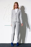 Показ Fonnesbech — Copenhagen Fashion Week SS15 (наряды и образы: белая блуза, замшевые синие ботильоны, серый брючный костюм)