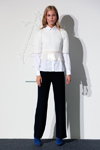 Desfile de Fonnesbech — Copenhagen Fashion Week SS15 (looks: pantalón negro, blusa blanca)
