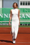 Показ Ganni — Copenhagen Fashion Week SS15 (наряды и образы: белое платье, белые кроссовки)