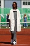 Показ Ganni — Copenhagen Fashion Week SS15 (наряды и образы: белое пальто с коротким рукавом, серые брюки)